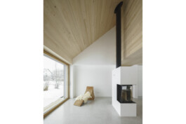 Ausblick durch die großen Terrassenschiebetüren, im Bild auch der Kaminofen auf geschliffenenm Sichtestrich