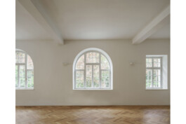 Innenansicht der Rundbogenfenster, dei denkmalgerecht nachgebaut wurden