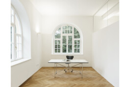 Büroraum mit Fischgrätparkett, großer Raumhöhe und Übereckbefensterung. Neue Fenster Denkmalschutzkonform nachgebaut, große Bogenfenster