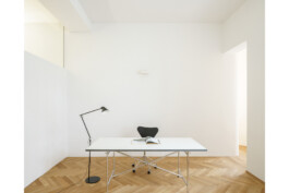 Büroraum mit Fischgrätparkett und seitlichem Lichtienfall