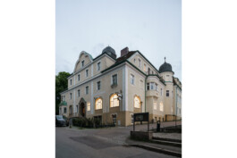 Außenansicht in der Dämmerung, umgebauter teil mit beleuchteten Fenstern