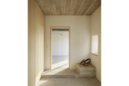 Eingangsbereichmit geschliffenenm Sichtestrich, EInbauschrank Decke Ortbeton mit Brettscahlung