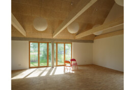 Innenansicht des Gemeinschaftsraums mit Öffnungen ins Grüne