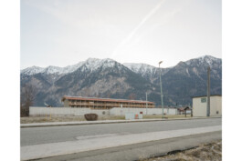 Blick auf den Kommunalen Wohnungsbau Oberau mit der BAhnlinie im Vordergrund und den bayerischen Alpen im Hintergrund