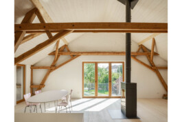 Dachraum der alten Scheune Sichtdachtragwerk, Holzboden, Dachbekleidung Holz, Sichtmauerwerk geschlämmt