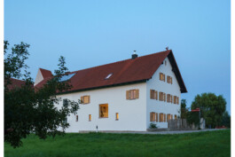 Außenansicht des umgebauten und sanierten Wohnteils des bestehenden BAuernhauses