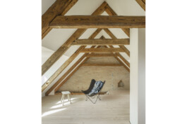 Blick in den Dachraum mit historischem Sichtdachstuhl und Sichtmauerwerk