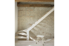 Blick auf Treppe Stahl-, Holzkonstruktion neu vor Sichtziegelwand in historischem Stadthaus