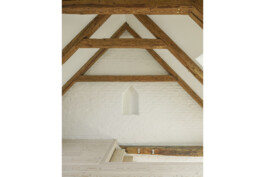 Blick in den Dachraum mit historischem Sichtdachstuhl und geschlämmtem Sichtmauerwerk