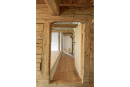 Blick vom Flur mit in den neu ausgebauten Dachraum, Holzblockwand, Holzboden