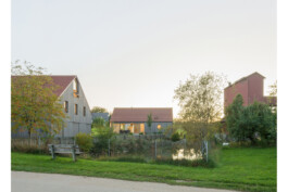 Ansicht von Osten auf Austragshäusel und Scheune mit Dorfweiher