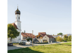 Ansicht des gesamten Hofensembles von südost mit Kirche, vorvergraute Holzverschalung
